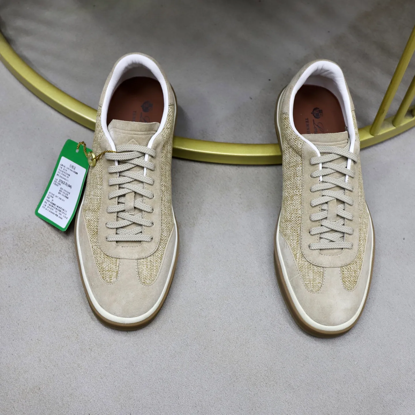 Ex-factory price: 540💰Loro Riana men’s moral training sneakers! Made from high-quality materials and designed in a low-cut silhouette, it offers an elegant and stylish look that's suitable for year-round wear. The unique double-layer sole aesthetic design, caramel cup-shaped outsole is decorated with off-white rubber trim, creating an attractive color combination. Pair with tailored pieces or jeans for a sophisticated yet casual look. The heel is decorated with soft cow leather tongue with Kummel color inserts and cotton laces with embossed LP logo. Upper: cow split suede stitching knitted fabric. Lining: original thickened soft sheepskin. Size: 38-39-40-41-42-43-44 (customized in 45.46)